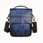 Unser Lederrucksack mit Schulterriemen ist eine authentische und einzigartige Tasche im Vintage-Stil, in der Sie Ihre Sachen bequem transportieren können. Hergestellt aus dickem Leder und hochwertigem Canvas, ist sie ideal für lange Spaziergänge zu jeder Zeit.   Die Tasche ist in 5 Farben erhältlich.