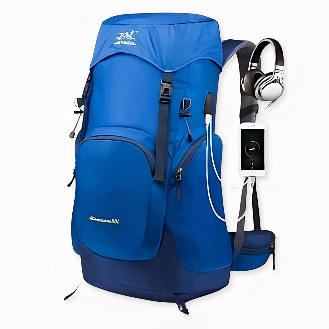 einfarbiger Wanderrucksack in blauer Ausführung auf hellgrauem Hintergrund.