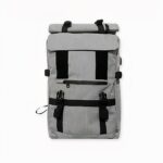 Reiserucksack mit USB-Ladegerät auf hellgrauem Hintergrund.