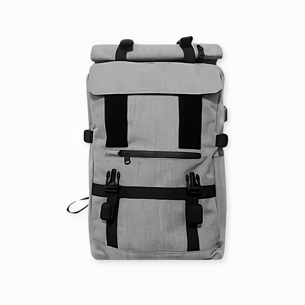 Reiserucksack mit USB-Ladegerät auf hellgrauem Hintergrund.