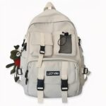 Trendiger weißer Reiserucksack mit einem hängenden Plüschtier. Gute Qualität und sehr modisch.