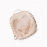 Braucht Ihre Tochter einen neuen Rucksack? Schenken Sie ihr diesen wunderschönen Kinderrucksack mit transparentem Herzmotiv. Er wird sie auf ihren Reisen begleiten, um ihre Spielsachen, ihren Snack oder auch ihre Schulsachen zu transportieren, wenn sie sie zur Schule bringt. Dieser Rucksack ist in verschiedenen Farben erhältlich.