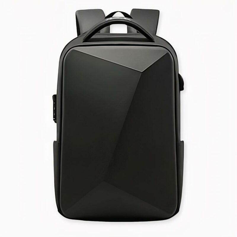 Rucksack aus Hartschale für einen Laptop. Er ist mit einem Zahlenschloss versehen. Der Rucksack ist schwarz und hat ein mordernes Design. Er hat einen kleinen Hüftgurt und zwei Schultergurte, um ihn auf dem Rücken zu tragen.