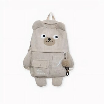 Reise-Rucksack mit Kawaii-Bären auf hellgrauem Hintergrund.