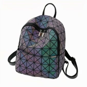 Geometrischer holographischer Rucksack in mehrfarbiger Ausführung auf hellgrauem Hintergrund.