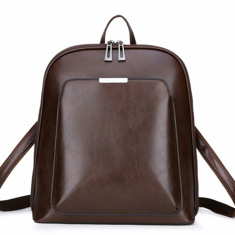 Kleiner Vintage-Rucksack aus einfarbig braunem Kunstleder mit weißem Hintergrund