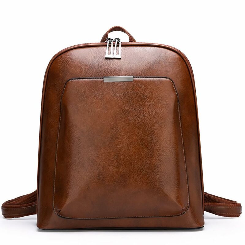 Kleiner Vintage-Rucksack aus einfarbig braunem Kunstleder mit weißem Hintergrund
