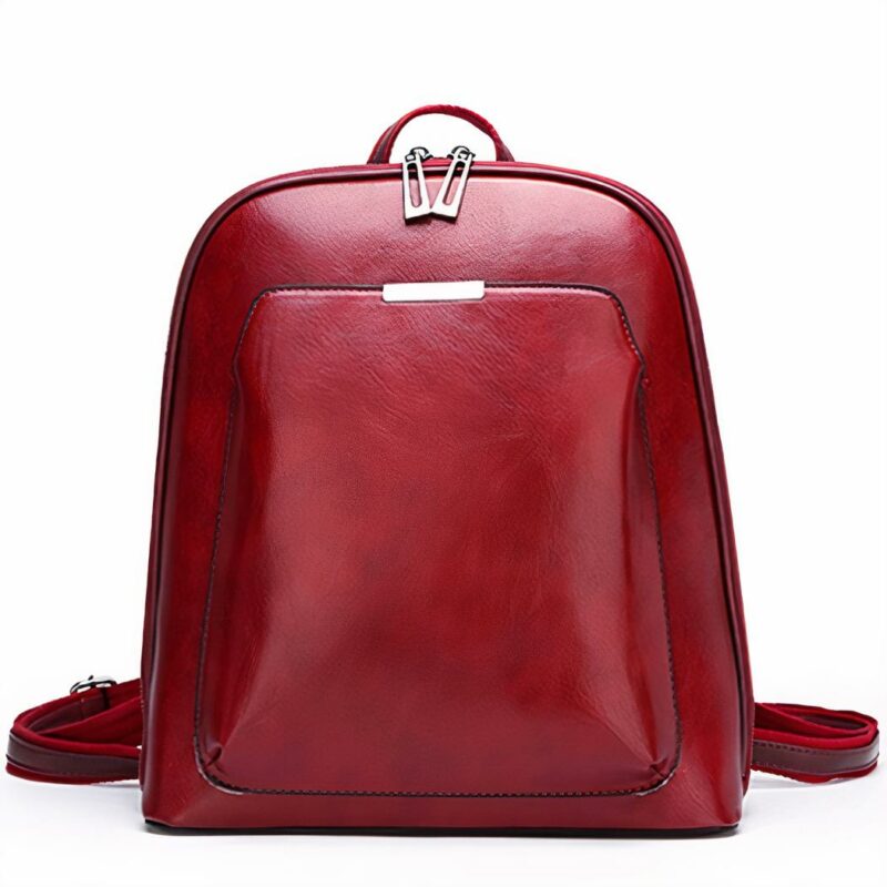 Kleiner Vintage-Rucksack aus uni rotem Kunstleder mit weißem Hintergrund