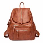 Vintage-Rucksack mit Reißverschluss aus Kunstleder mit weißem Hintergrund