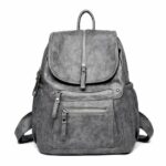 Vintage Rucksack mit Reißverschluss aus grauem Kunstleder mit weißem Hintergrund