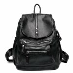 Vintage Rucksack mit Reißverschluss aus schwarzem Kunstleder mit weißem Hintergrund