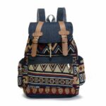Ethnischer Vintage-Rucksack mit mehreren verschiedenen Mustern und einem weißen Hintergrund
