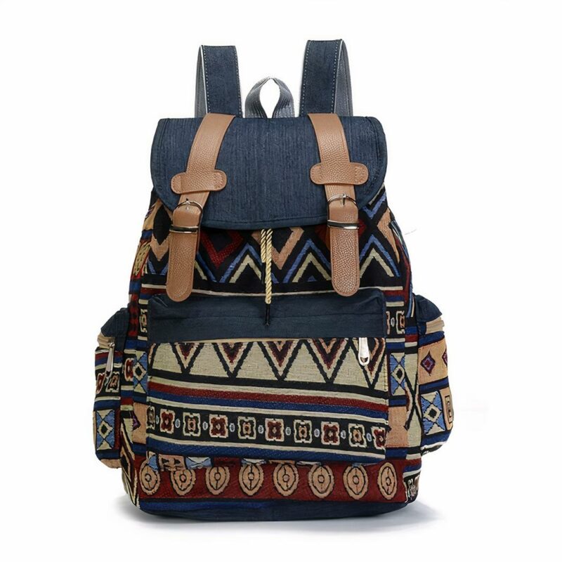 Ethnischer Vintage-Rucksack mit mehreren verschiedenen Mustern und einem weißen Hintergrund