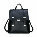 Schwarzer, geschuppter Vintage-Rucksack mit weißem Hintergrund