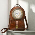 Vintage Rucksack mit brauner Uhr und weißer Wand im Hintergrund
