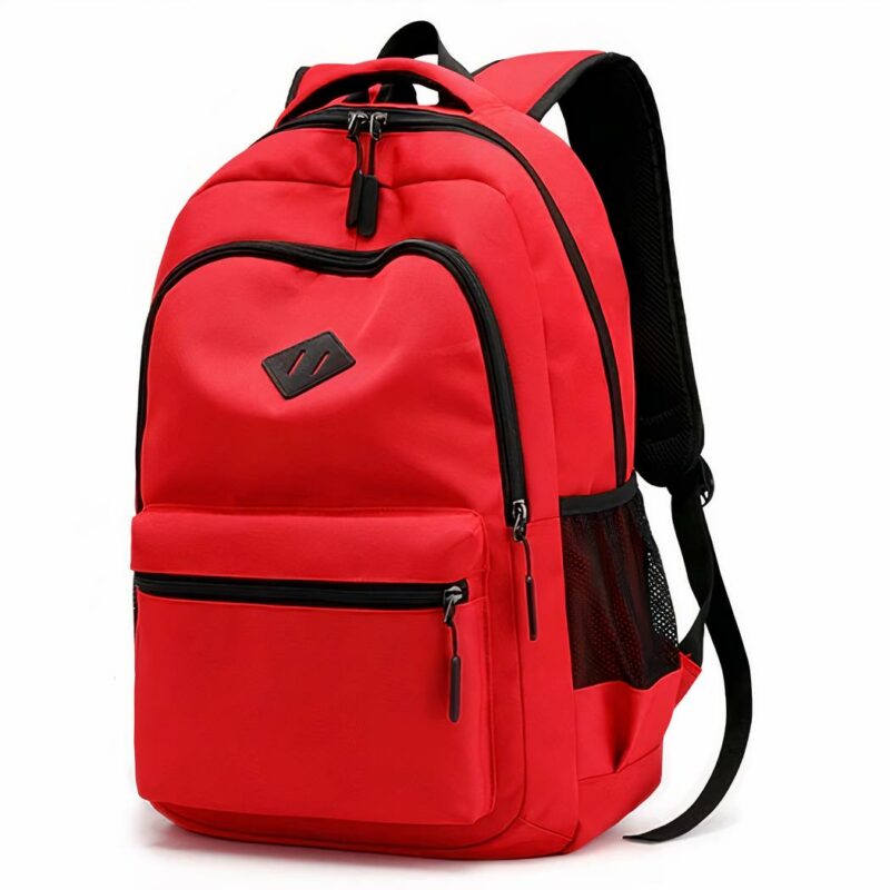 Rucksack mit Schulterriemen in einfarbigem Rot mit weißem Hintergrund