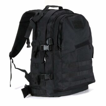 Schwarzer Wanderrucksack mit großer Kapazität und weißem Hintergrund