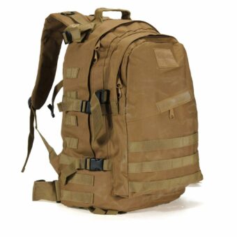 Brauner Wanderrucksack mit großer Kapazität und weißem Hintergrund