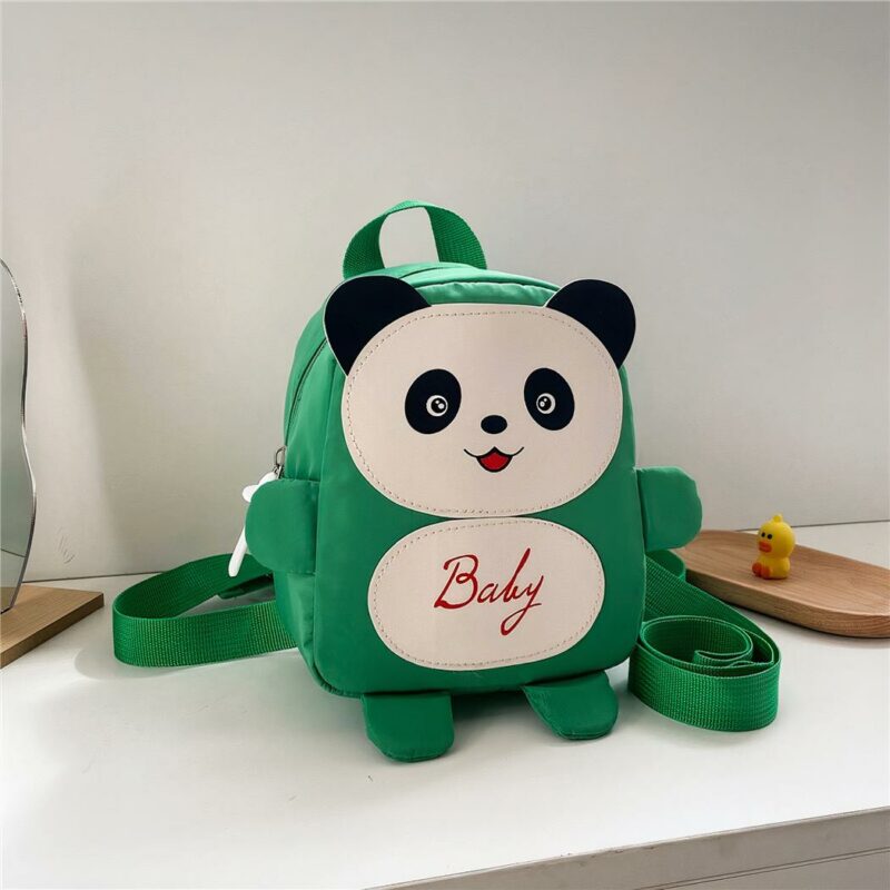 Kleiner grüner Panda-Schulrucksack mit weißem Tischboden