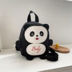 Kleiner schwarzer Panda-Schulrucksack mit weißem Hintergrund