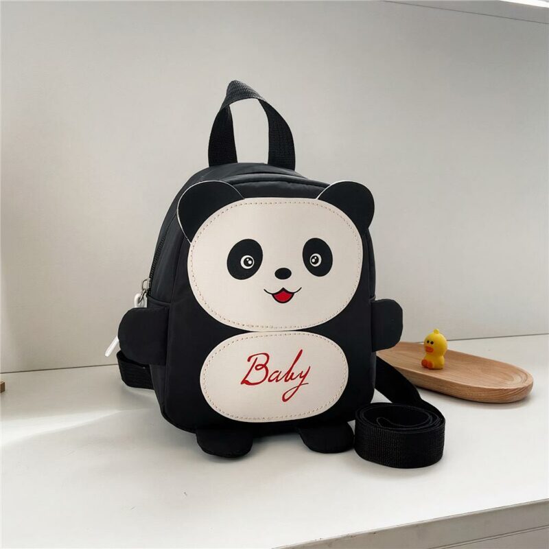 Kleiner schwarzer Panda-Schulrucksack mit weißem Hintergrund