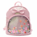 Kleiner Mädchen-Rucksack mit rosa Schleife mit weißem Hintergrund