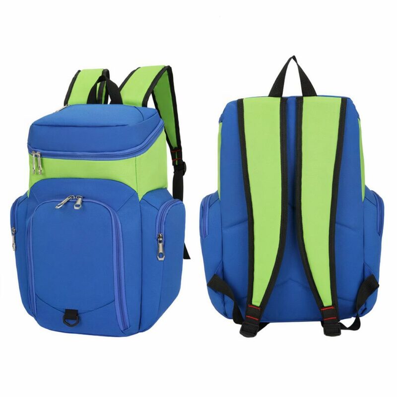 Sportrucksack mit mehreren Fächern für blaue und grüne Bälle mit weißem Hintergrund