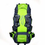Wasserdichter Wanderrucksack in Grün und Grau mit weißem Hintergrund