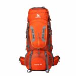 Großer orangefarbener Wanderrucksack mit weißem Hintergrund