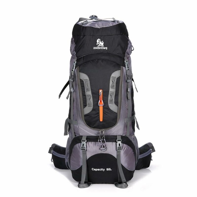 Großer grauer und schwarzer Wanderrucksack mit weißem Hintergrund