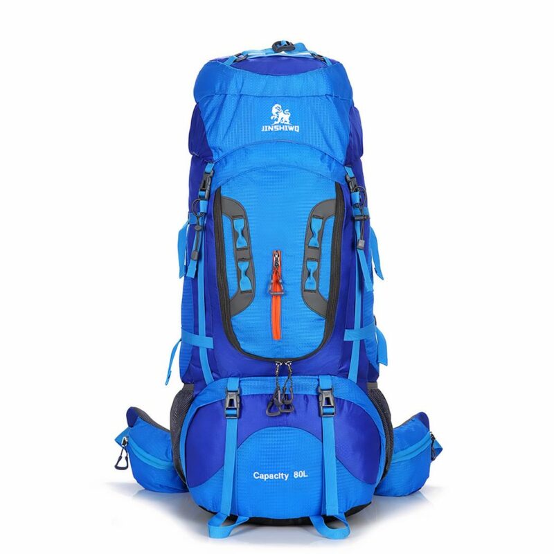 Großer blauer Wanderrucksack mit weißem Hintergrund