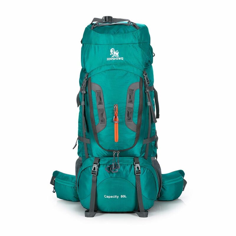 Großer grüner Wanderrucksack mit weißem Hintergrund