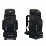 Sehr großer schwarzer Wanderrucksack mit weißem Hintergrund