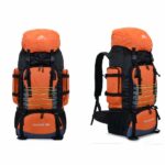 Sehr großer orangefarbener Wanderrucksack mit weißem Hintergrund