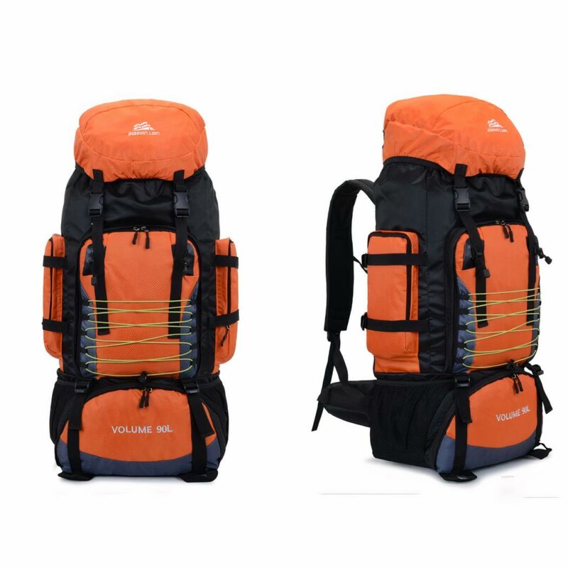 Sehr großer orangefarbener Wanderrucksack mit weißem Hintergrund