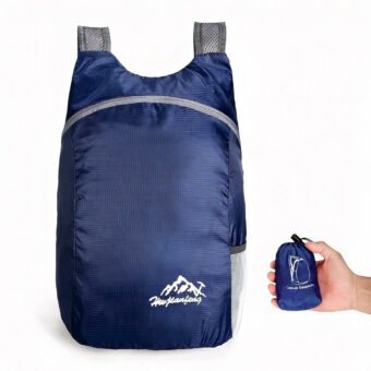 Wasserdichter faltbarer Rucksack blau mit weißem Hintergrund
