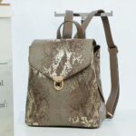 Damen-Rucksack aus Leder mit goldenem Pythonmuster