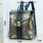 Damen-Rucksack aus Leder mit Pythonmuster auf einem hochwertigen Gürtel