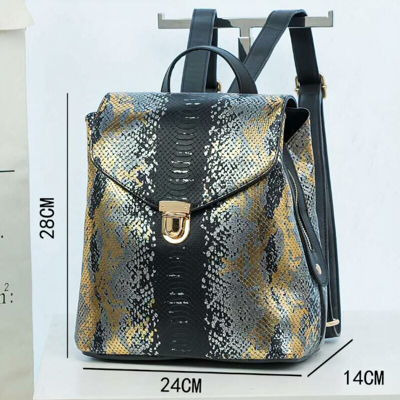 Damen-Rucksack aus Leder mit Pythonmuster auf einem hochwertigen Gürtel
