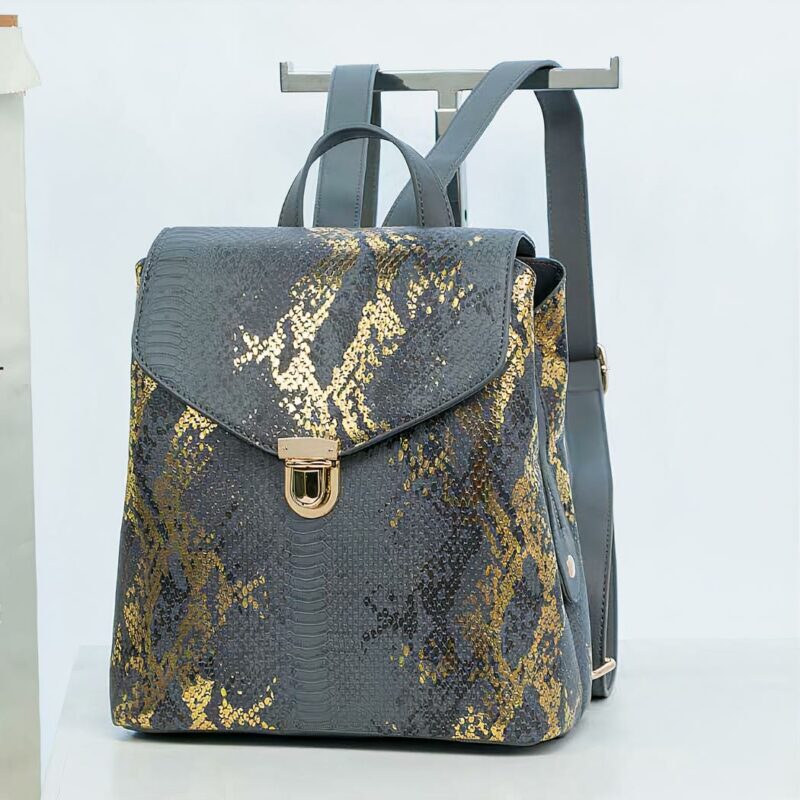 Damen-Rucksack aus Leder mit Pythonmuster, gute Qualität und modisch auf einem Bügel