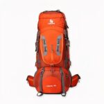 Großer orangefarbener Wanderrucksack mit weißem Hintergrund