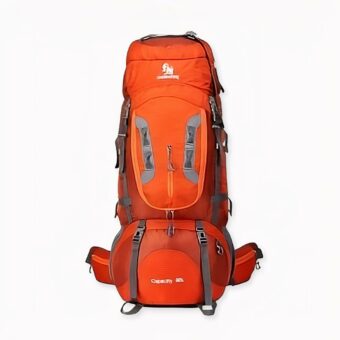 Großer orangefarbener Wanderrucksack mit weißem Hintergrund