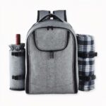 Entdecken Sie unseren großen grauen isothermischen Picknick-Rucksack für Camping, Picknick und Wandern. Er lässt sich je nach Bedarf für Ihre sportlichen oder nicht-sportlichen Aktivitäten umwandeln! Eine kleine Flasche Wein auf der linken Seite, ein gefaltetes Laken auf der rechten Seite und ein großer Salat sowie ein Computer und ein Brettspiel in der Mitte! Sie haben alles, was Sie brauchen, um einen schönen Tag fernab von zu Hause mit Familie oder Freunden zu verbringen! Genießen Sie es!