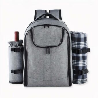 Entdecken Sie unseren großen grauen isothermischen Picknick-Rucksack für Camping, Picknick und Wandern. Er lässt sich je nach Bedarf für Ihre sportlichen oder nicht-sportlichen Aktivitäten umwandeln! Eine kleine Flasche Wein auf der linken Seite, ein gefaltetes Laken auf der rechten Seite und ein großer Salat sowie ein Computer und ein Brettspiel in der Mitte! Sie haben alles, was Sie brauchen, um einen schönen Tag fernab von zu Hause mit Familie oder Freunden zu verbringen! Genießen Sie es!