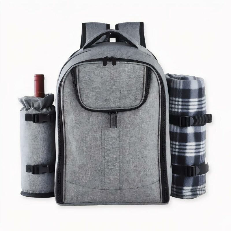 Entdecken Sie unseren großen grauen isothermischen Picknick-Rucksack für Camping, Picknick und Wandern. Er lässt sich je nach Bedarf für Ihre sportlichen oder nicht-sportlichen Aktivitäten umwandeln! Eine kleine Flasche Wein auf der linken Seite, ein gefaltetes Laken auf der rechten Seite und ein großer Salat sowie ein Computer und ein Brettspiel in der Mitte! Sie haben alles, was Sie brauchen, um einen schönen Tag fernab von zu Hause mit Familie oder Freunden zu verbringen! Genießen Sie es!