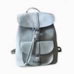 Fans des Retro-Stils werden von diesem Mini-Rucksack aus Leder begeistert sein. Ein niedlicher Damen-Rucksack mit klassischem Design, der zu jeder Art von Kleidung getragen werden kann. Der kleine Kordelzug verleiht ihm einen Retro-Touch, den Sie lieben werden. Und da der Rucksack in verschiedenen Farben erhältlich ist, können Sie ein Modell wählen, das perfekt zu Ihrem Hautton und Stil passt.