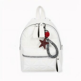 Entdecken Sie diesen niedlichen Mini-Rucksack aus Leder, ideal für einen Spaziergang mit Ihren Freundinnen, zum Einkaufen oder zum Plaudern bei einer Tasse Kaffee! Er ist in weiß oder schwarz erhältlich und passt somit perfekt zu Ihrem Tageslook. Achtung, Ihre Freundinnen werden den gleichen Schuh haben wollen wie Sie!
