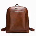 Verlieben Sie sich in diesen kleinen, einfarbigen Rucksack aus Lederimitat! Er ist sehr schlicht und wird Ihr wichtigster Verbündeter sein, um Ihren Outfits einen trendigen Touch zu verleihen und er wird sich leicht mit Ihrer gesamten Garderobe kombinieren lassen. Mit seinen zwei integrierten Henkeln können Sie ihn auch in der Hand oder als Schultergurt tragen.
