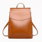 Verlieben Sie sich in diesen kleinen, einfarbigen Lederrucksack! Er ist sehr schlicht und wird Ihr wichtigster Verbündeter sein, um Ihren Outfits einen trendigen Touch zu verleihen und er wird sich leicht mit Ihrer gesamten Garderobe kombinieren lassen, egal welche Farbe Sie wählen! Dank der vielen Taschen können Sie all Ihre Sachen problemlos transportieren!