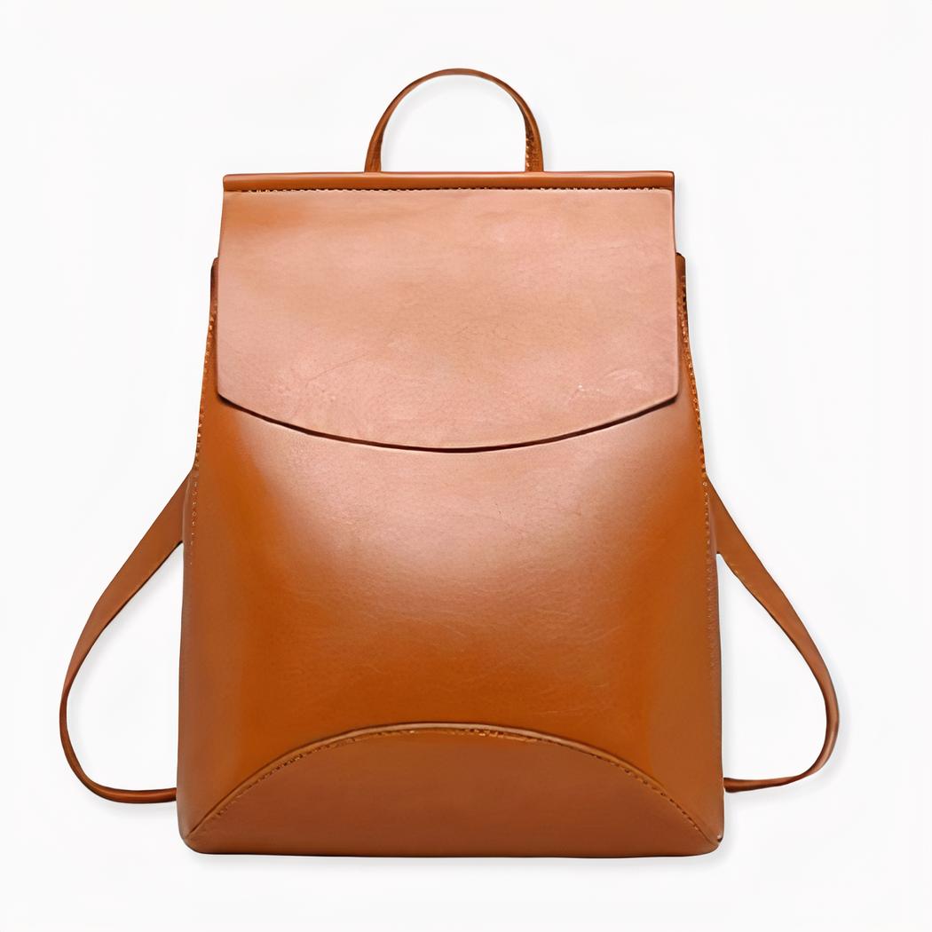 Verlieben Sie sich in diesen kleinen, einfarbigen Lederrucksack! Er ist sehr schlicht und wird Ihr wichtigster Verbündeter sein, um Ihren Outfits einen trendigen Touch zu verleihen und er wird sich leicht mit Ihrer gesamten Garderobe kombinieren lassen, egal welche Farbe Sie wählen! Dank der vielen Taschen können Sie all Ihre Sachen problemlos transportieren!